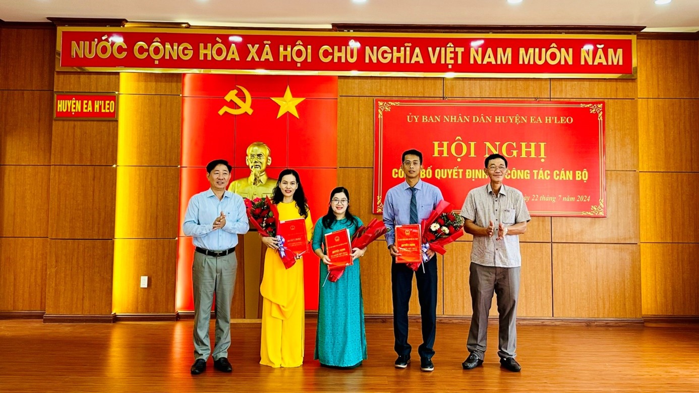UBND huyện công bố Quyết định công tác cán bộ